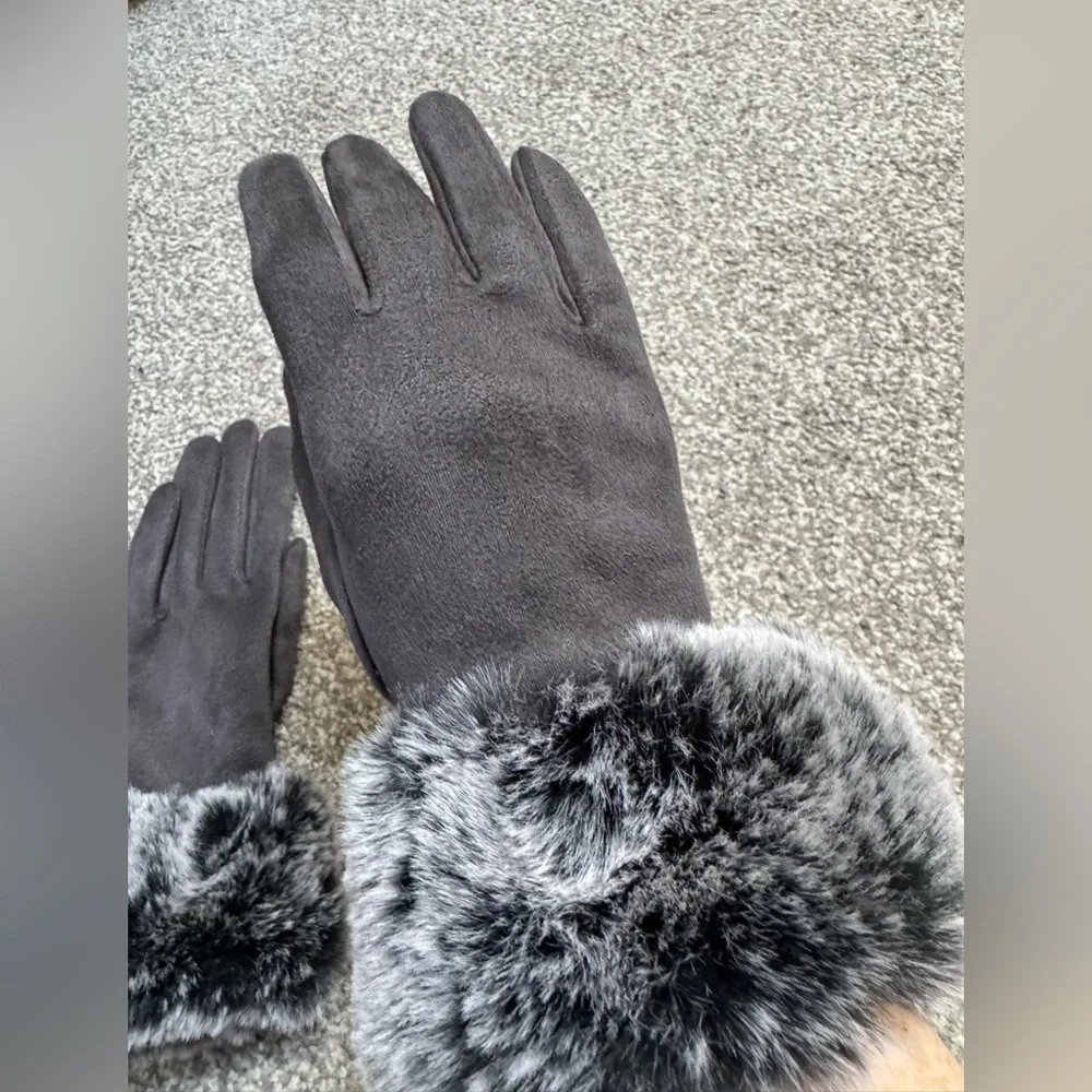 NWOT Faux-Suede Gloves w Dark Gray Faux-Fur Trim Polyester Spandex One Size